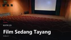 Deretan kursi merah menghadap layar putih di dalam ruang bioskop yang kosong, dengan teks judul Film Sedang Tayang di bagian bawah gambar