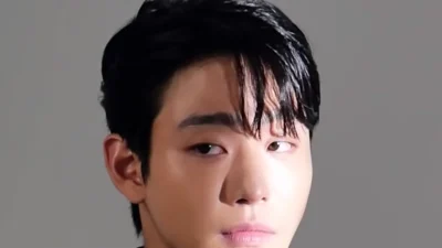Potret aktor Ahn Hyo-seop menatap ke samping dengan latar abu-abu polos