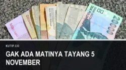 Beberapa lembar uang rupiah berbagai pecahan dikipaskan di atas permukaan berbulu abu-abu, dengan teks Gak Ada Matinya Tayang 5 November