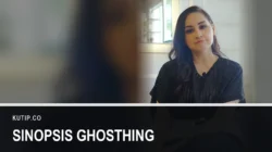 Mona Ratuliu duduk mengenakan atasan hitam dalam sesi wawancara, dengan teks Sinopsis Ghosthing