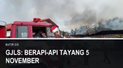 Petugas pemadam kebakaran dan mobil damkar menangani kebakaran bangunan di Padang, dengan teks GJLS: Berapi-Api Tayang 5 November