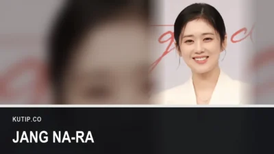 Aktris Jang Na-ra tersenyum mengenakan jas putih pada Juli 2024, ditempatkan di sisi kanan bingkai dengan latar buram dari foto yang sama, dengan nama Jang Na-ra tertulis pada palang di bagian bawah gambar