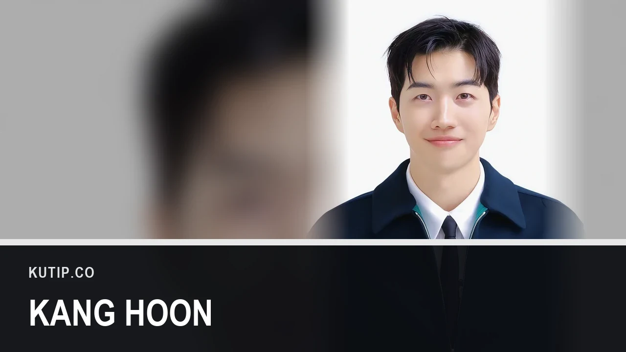 Aktor Kang Hoon mengenakan jaket biru tua dan dasi dalam sebuah pemotretan pada September 2024, ditempatkan di sisi kanan bingkai dengan latar buram dari foto yang sama, dengan nama Kang Hoon tertulis pada palang di bagian bawah gambar