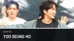 Aktor Yoo Seung Ho merentangkan kedua tangan di atas panggung seusai pertunjukan pada 2025, dengan nama Yoo Seung Ho pada palang di bagian bawah gambar
