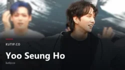 Aktor Yoo Seung Ho merentangkan kedua tangan di atas panggung seusai pertunjukan pada 2025, dengan teks judul Yoo Seung Ho di bagian bawah gambar