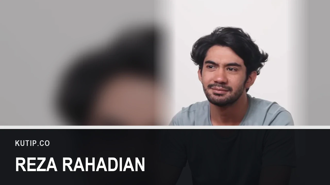 Aktor Reza Rahadian mengenakan kaus abu-abu dalam sebuah wawancara, ditempatkan di sisi kanan bingkai dengan latar buram dari foto yang sama, dengan nama Reza Rahadian tertulis pada palang di bagian bawah gambar