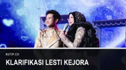 Lesti Kejora berbaju emas memegang mikrofon di panggung bersama Valen, dengan teks Klarifikasi Lesti Kejora