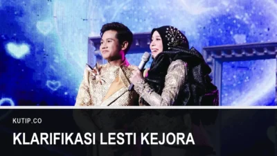 Lesti Kejora berbaju emas memegang mikrofon di panggung bersama Valen, dengan teks Klarifikasi Lesti Kejora