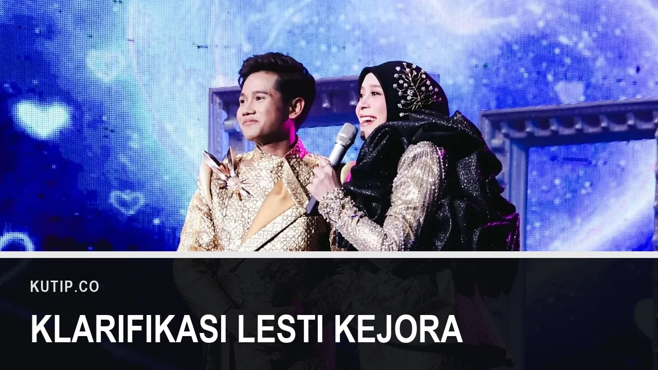 Lesti Kejora berbaju emas memegang mikrofon di panggung bersama Valen, dengan teks Klarifikasi Lesti Kejora