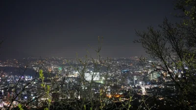 Panorama malam Kota Seoul dilihat dari Namsan, lampu gedung memenuhi cakrawala