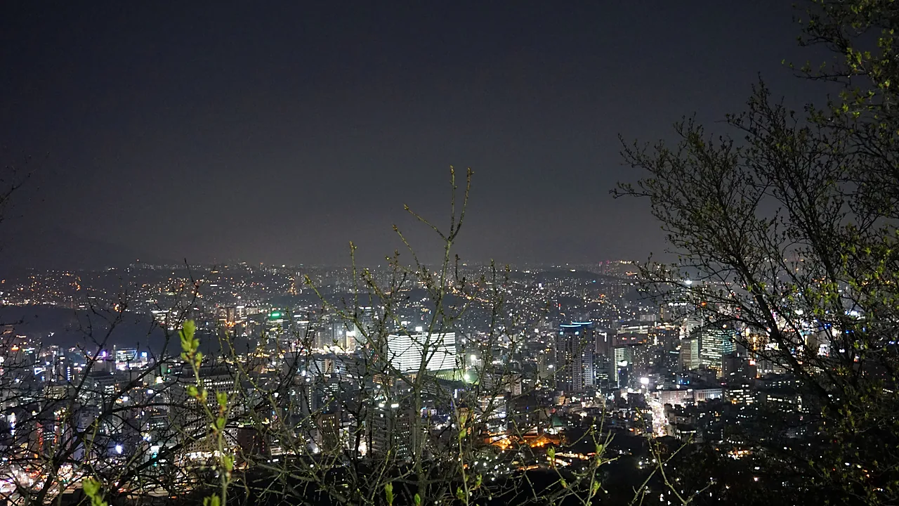 Panorama malam Kota Seoul dilihat dari Namsan, lampu gedung memenuhi cakrawala