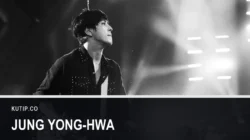 Foto hitam putih Jung Yong-hwa memegang gitar di atas panggung konser CNBLUE pada 2015, dengan nama Jung Yong-hwa tertulis pada palang di bagian bawah gambar
