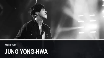 Foto hitam putih Jung Yong-hwa memegang gitar di atas panggung konser CNBLUE pada 2015, dengan nama Jung Yong-hwa tertulis pada palang di bagian bawah gambar