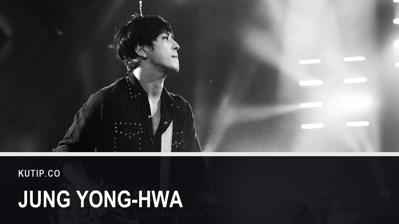 Foto hitam putih Jung Yong-hwa memegang gitar di atas panggung konser CNBLUE pada 2015, dengan nama Jung Yong-hwa tertulis pada palang di bagian bawah gambar