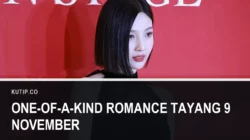 Joy Red Velvet berpakaian hitam berdiri di depan dinding merah pada sebuah acara, dengan teks One-Of-A-Kind Romance Tayang 9 November