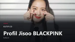 Potret Jisoo BLACKPINK tersenyum sambil mengangkat kedua tangan di depan dinding putih, dengan teks judul Profil Jisoo BLACKPINK di bagian bawah gambar