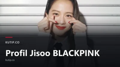 Potret Jisoo BLACKPINK tersenyum sambil mengangkat kedua tangan di depan dinding putih, dengan teks judul Profil Jisoo BLACKPINK di bagian bawah gambar