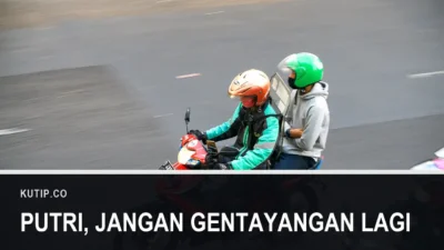 Pengemudi ojek daring berjaket hijau membonceng penumpang di jalan raya, dengan teks Putri, Jangan Gentayangan Lagi