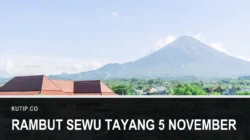 Lanskap Wonosobo dengan Gunung Sindoro di kejauhan dan atap bangunan berwarna merah, dengan teks Rambut Sewu Tayang 5 November