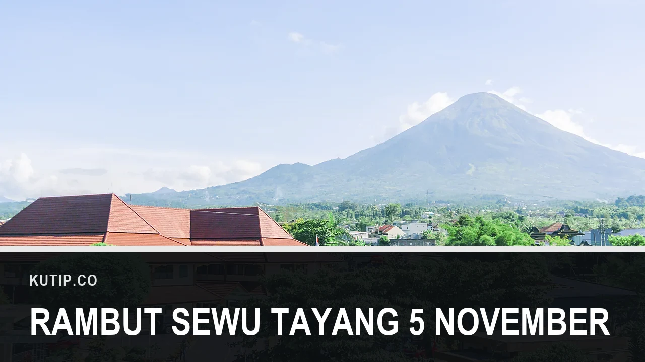 Lanskap Wonosobo dengan Gunung Sindoro di kejauhan dan atap bangunan berwarna merah, dengan teks Rambut Sewu Tayang 5 November