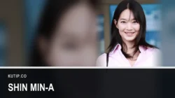 Aktris Shin Min-a tersenyum mengenakan kemeja merah muda pada September 2024, ditempatkan di sisi kanan bingkai dengan latar buram dari foto yang sama, dengan nama Shin Min-a tertulis pada palang di bagian bawah gambar