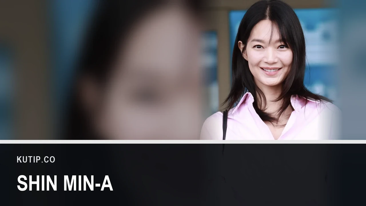 Aktris Shin Min-a tersenyum mengenakan kemeja merah muda pada September 2024, ditempatkan di sisi kanan bingkai dengan latar buram dari foto yang sama, dengan nama Shin Min-a tertulis pada palang di bagian bawah gambar