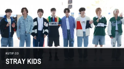 Delapan anggota Stray Kids berdiri berjajar mengenakan pakaian kasual di area keberangkatan Bandara Incheon pada Mei 2024, dengan nama Stray Kids tertulis pada palang di bagian bawah gambar
