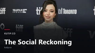 Aktris Mikey Madison tersenyum di depan dinding sponsor Toronto International Film Festival 2024, dengan teks judul The Social Reckoning di bagian bawah gambar