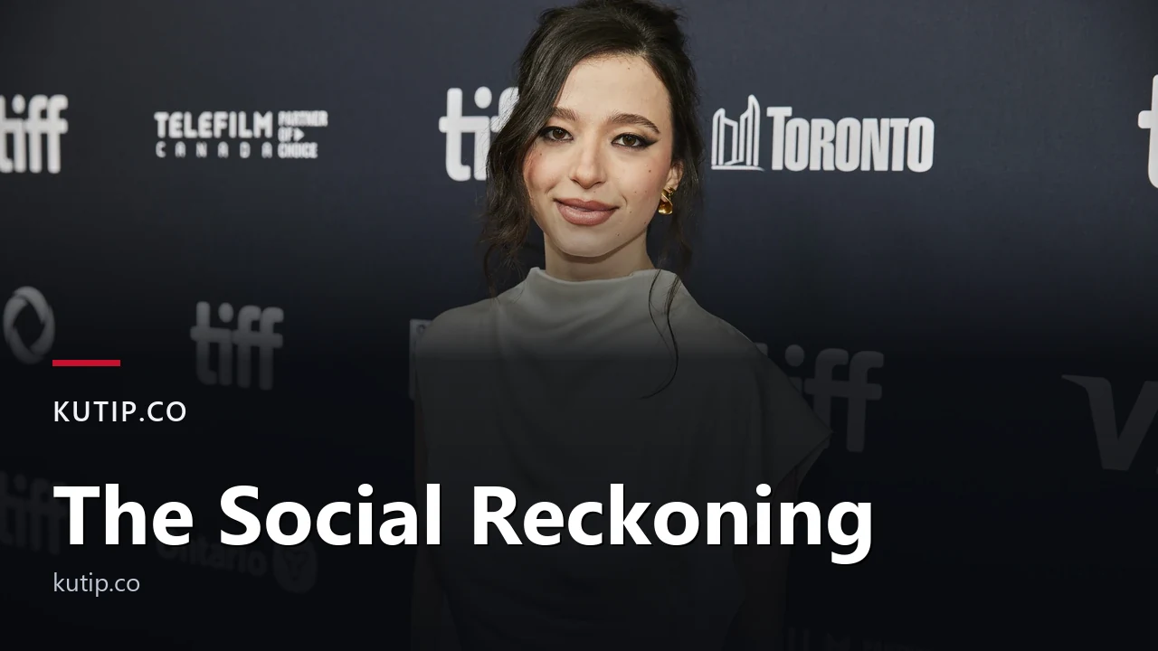 Aktris Mikey Madison tersenyum di depan dinding sponsor Toronto International Film Festival 2024, dengan teks judul The Social Reckoning di bagian bawah gambar