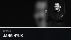 Aktor Jang Hyuk berjas hitam mengepalkan tangan di sebuah jumpa pers pada 2013, ditempatkan di sisi kanan bingkai dengan latar buram dari foto yang sama, dengan nama Jang Hyuk tertulis pada palang di bagian bawah gambar