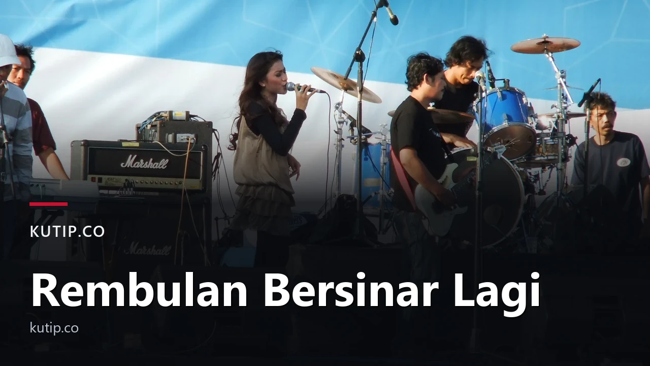 Penyanyi dangdut perempuan bernyanyi memegang mikrofon di panggung terbuka bersama pemain gitar, drum, dan keyboard, dengan teks judul Rembulan Bersinar Lagi di bagian bawah gambar
