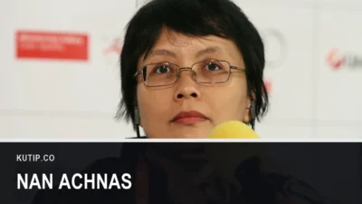 Sutradara Nan Achnas berkacamata di depan dinding sponsor festival film pada 2008, dengan nama Nan Achnas tertulis pada palang di bagian bawah gambar